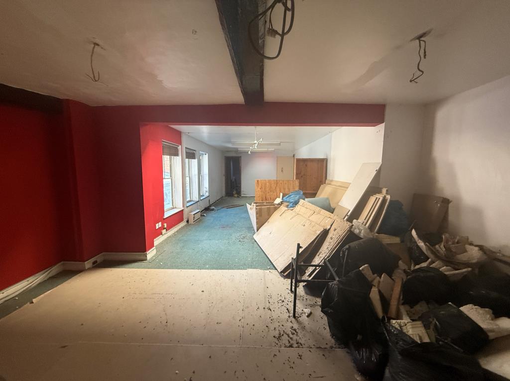 Lot: 90 - COMMERCIAL PROPERTY WITH POTENTIAL - Room in middle of builing